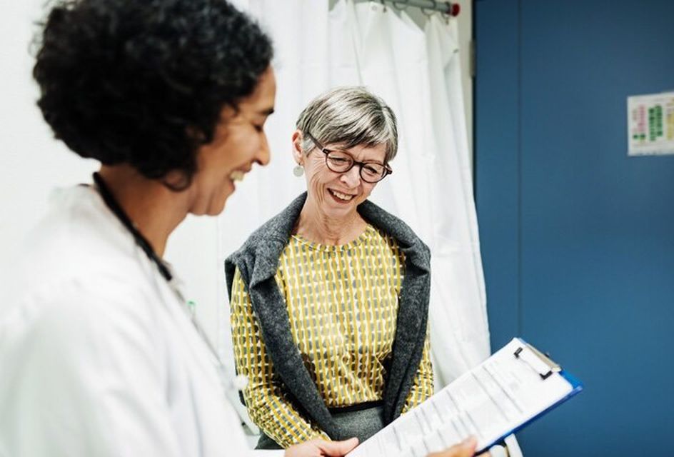 A female patient talks to her doctor